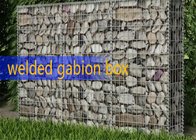 در فضای باز منظره مستطیل سوراخ جوش داده شده جعبه گابیون گالوانیزه سنگ پر شده است